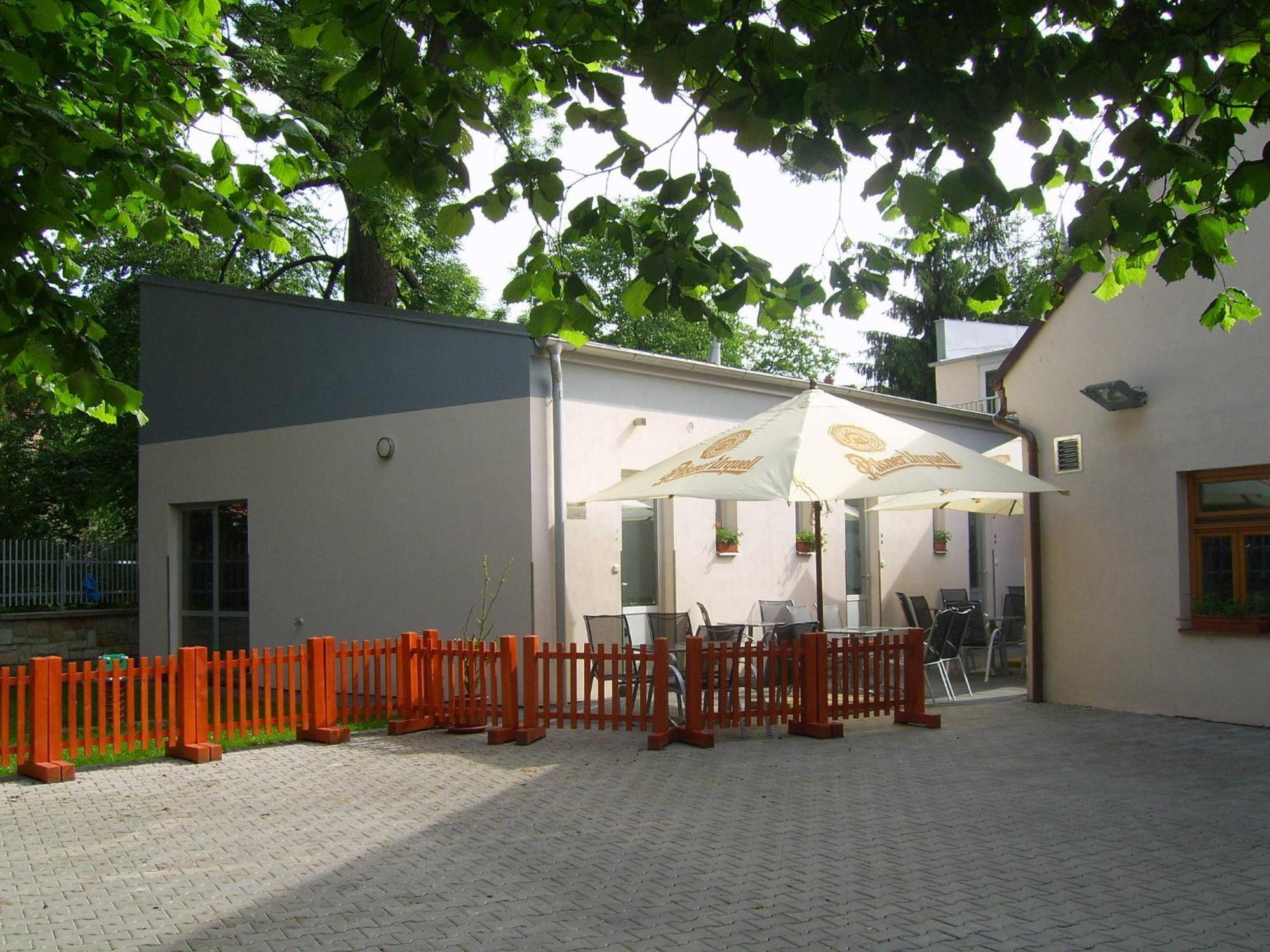 Penzion A Caferestaurant U Lavky Chrudim Exterior photo