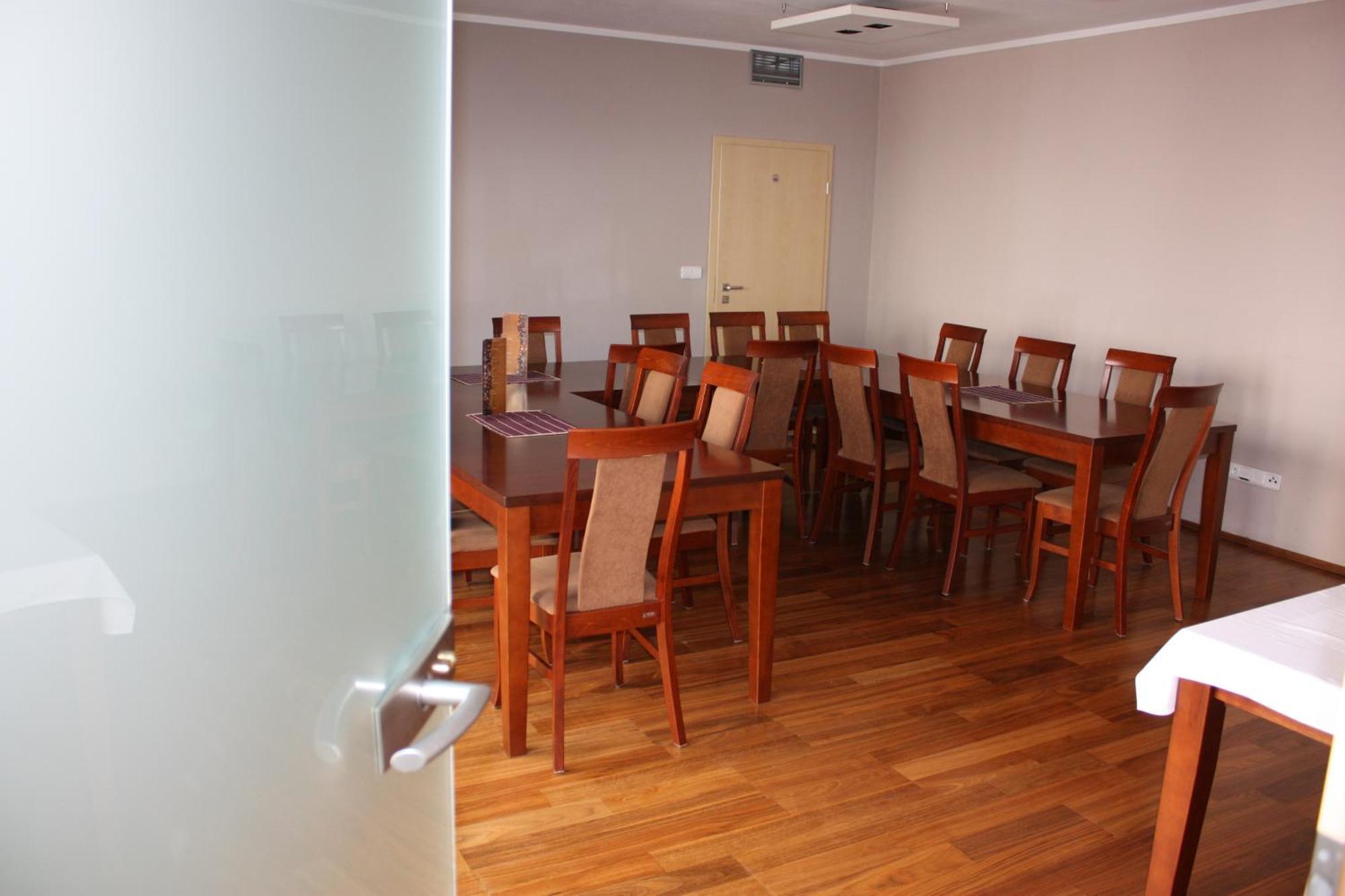 Penzion A Caferestaurant U Lavky Chrudim Exterior photo