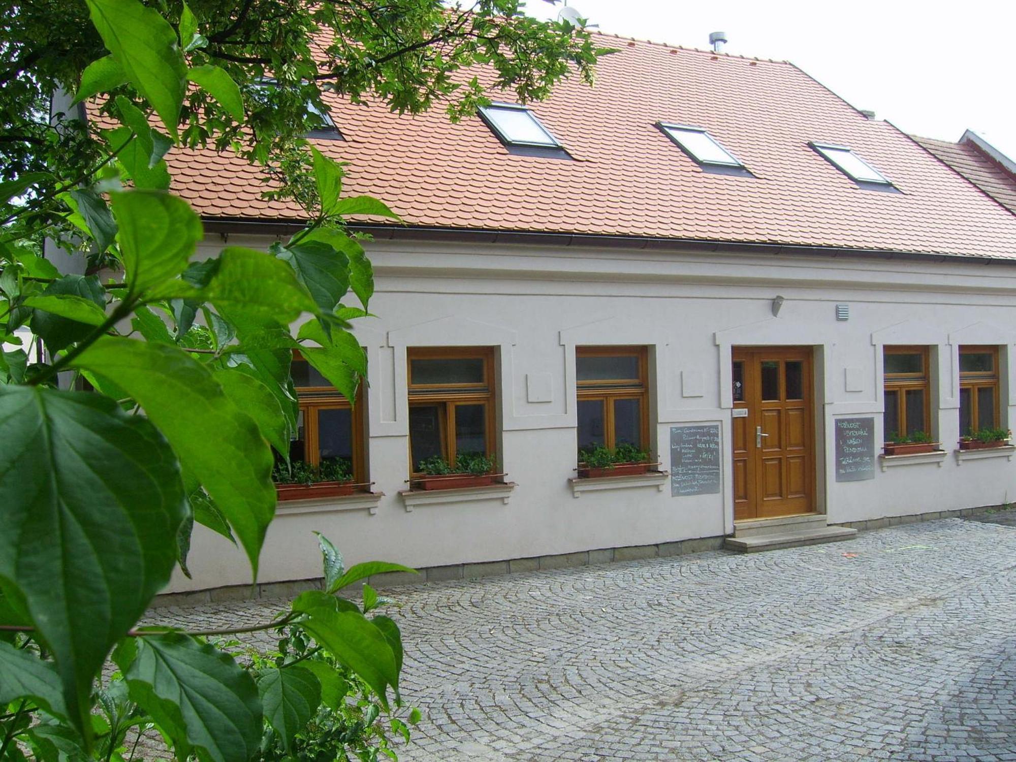 Penzion A Caferestaurant U Lavky Chrudim Exterior photo