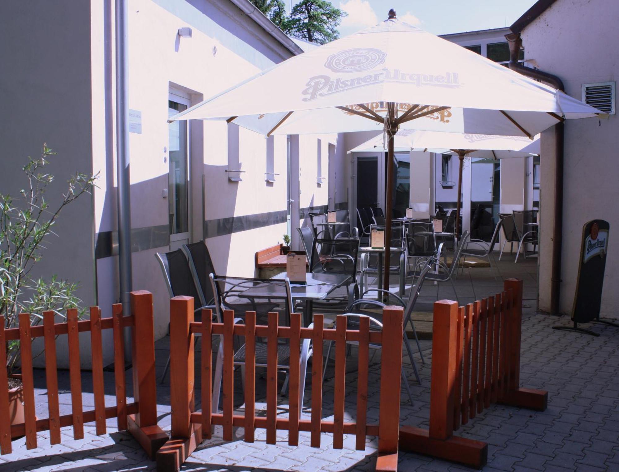 Penzion A Caferestaurant U Lavky Chrudim Exterior photo